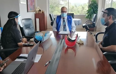 Emprendedores elaboran caretas de protección facial para reforzar seguridad del personal médico