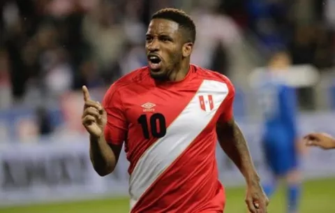 Farfán está descontento con recorte salarial: 'Que jueguen con todo menos con mi dinero'