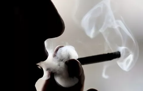 Minsa advierte que fumar puede incrementar los riesgos de padecer una forma grave de COVID-19