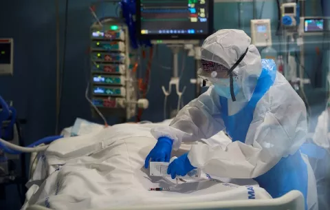 ¿Qué es el plasma convaleciente y cómo puede ayudar a los contagiados de COVID-19?