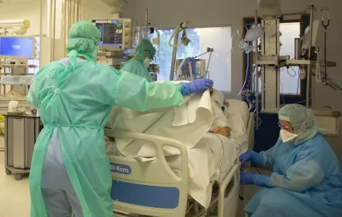 ¿Cuál es la terapia más prometedora para tratar a los  pacientes con COVID-19?