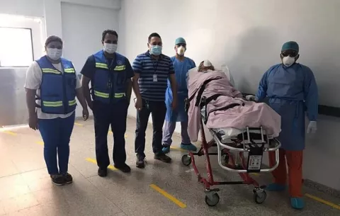 Más de 30 pacientes recuperados de COVID-19, que estaban en hoteles, son enviados a sus casas