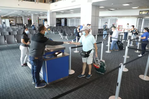 Más de 280  extranjeros salen de Panamá en vuelos humanitarios tras quedar varados por el COVID-19