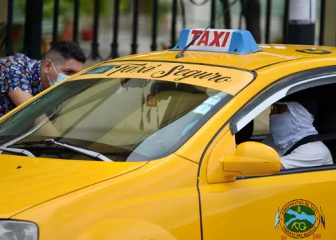 El COVID-19 se ensaña con los taxistas de Guayaquil, ha matado a más de cien 