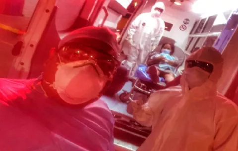 Mujer que dio positivo para COVID-19 da a luz sin complicaciones, antes de llegar a un centro hospitalario