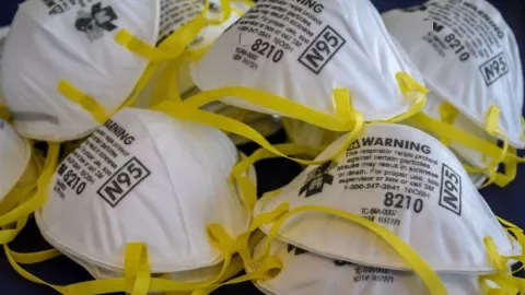 Imputan cargos a chinos por vender mascarillas de la Caja del Seguro Social