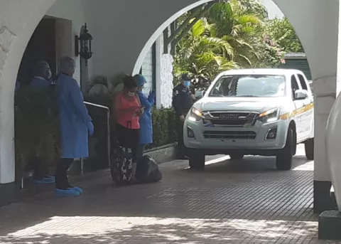 Una paciente de 43 años, primera recuperada de COVID-19, sale del hotel hospital de Chiriquí 
