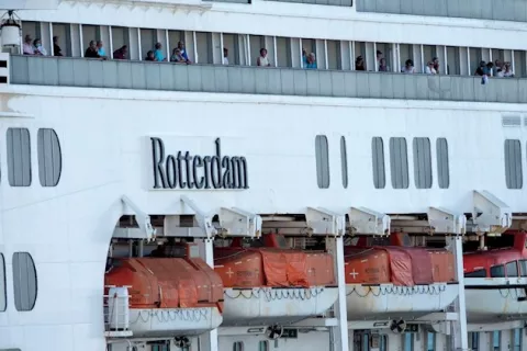 El Rotterdam se va de EE.UU. con pasajeros no repatriados incluidos argentinos