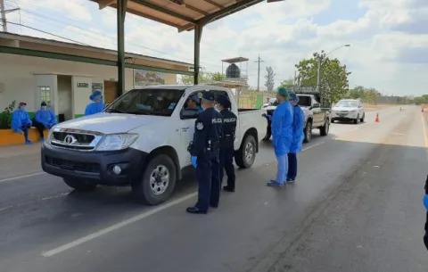 Imputan cargos  a dama que transitaba con salvoconducto falsificado