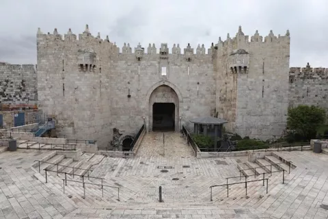 Un Vía Crucis gris y sin peregrinos recorre los pasos de Jesús en Jerusalén