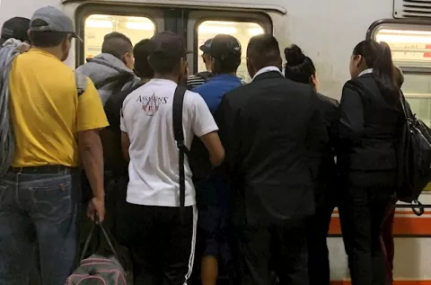Contaminación y transporte público aumentan el riesgo de contagio