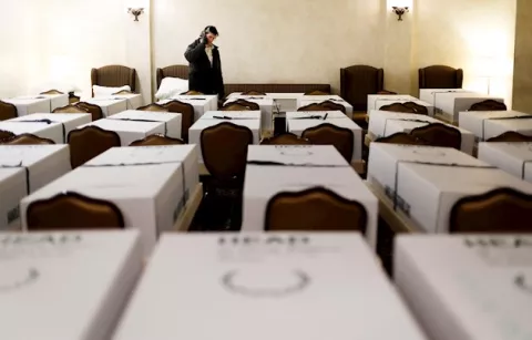 Encuentran en Nueva York decenas de cadáveres en descomposición en camiones mudanza