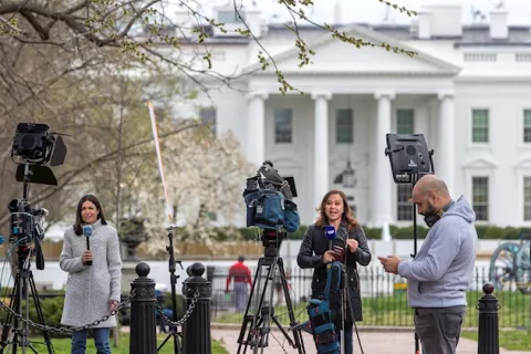 El periodismo también busca vacuna