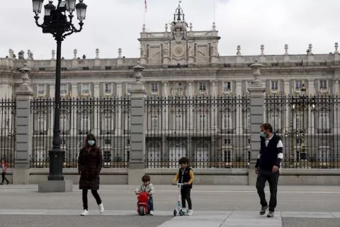 Los niños vuelven a las calles españolas con entusiasmo tras 43 días en casa
