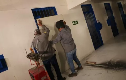 El Salvador sella las celdas y mezcla pandillas rivales ante el repunte de la violencia