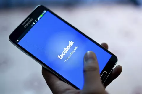 Facebook alertará a los que interactúen con contenidos dañinos sobre la Covid