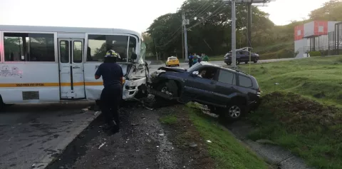Un muerto y tres lesionados de consideración en una triple colisión en Hato Montaña
