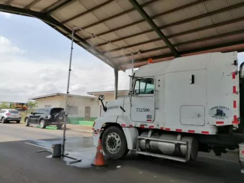 Instalan arco sanitario para desinfección de vehículos en Herrera