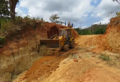 En Herrera rehabilitan caminos rurales para ayudar a los pequeños productores