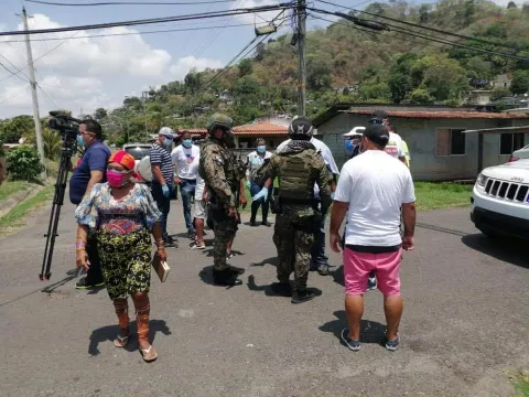 Distribuyen alimentos y agua en Koskuna