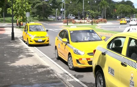 Ponen en freno a extranjeros que conducen taxis ilegalmente en Panamá