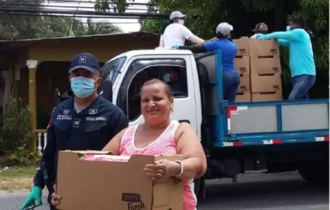 Exgrandes ligas,  Mariano Rivera,  dona más de 2,400 cajas de comida en Puerto Caimito