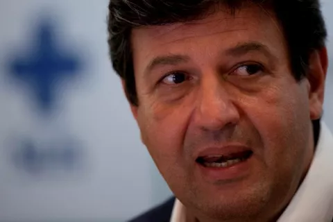 El ministro de Salud da por segura su salida, "cansado" de los embates con Bolsonaro