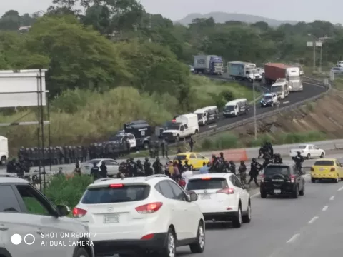 Detienen a 55 personas por cerrar las calles en Loma Cová; pedían el bono solidario
