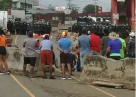 Policías antidisturbios desalojan a residentes de La Pesa de la vía Interamericana 