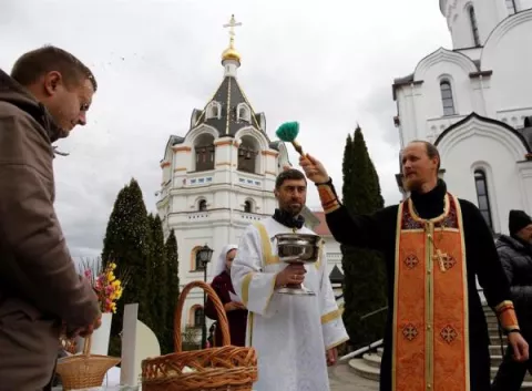 El fuego sagrado no tuvo velas de fieles que prender en Sábado Santo ortodoxo