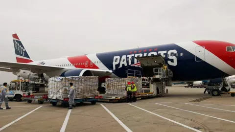 Avión de los Patriots regresa a Boston prodecente de China con máscaras protectoras