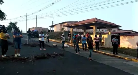 Un grupo de personas en La Chorrera y otros sectores de Panamá Oeste reclaman ayuda gubernamental