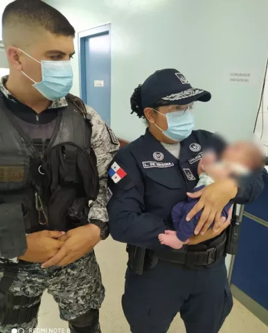 Unidades de la Policía Nacional rescatan a recién nacido, que fue abandonado en una parada