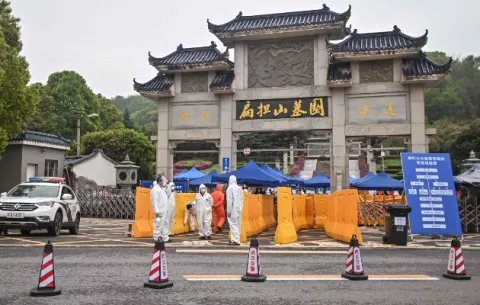 En China, recurren a entierros veloces tras muertes por el coronavirus