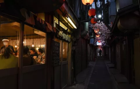 Pese a emergencia, comercios en Japón cierran a las 20:00 horas