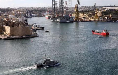 Países europeos recurren a buques mercantes para disuadir migración