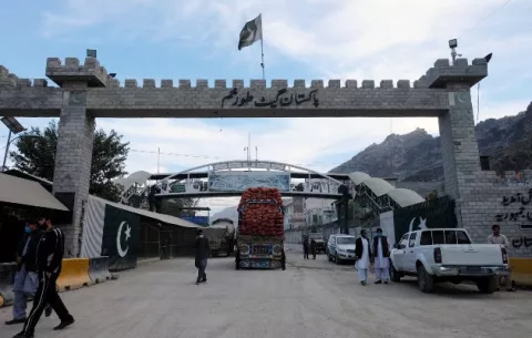Construcción de una valla en Pakistán disgusta a milicianos y a familias del área