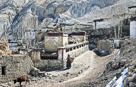 Familias huyen de Nepal por cambios de temperatura