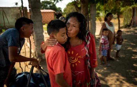 Venezolanos buscan trabajo, dejando a niños atrás