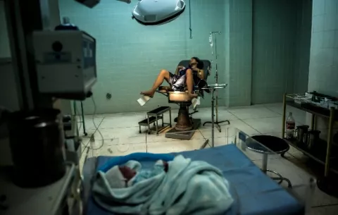 Venezolanas arriesgan la vida al dar a luz