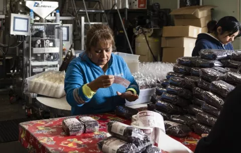  Estadounidenses llenan sus alacenas con frijoles, debido a la pandemia