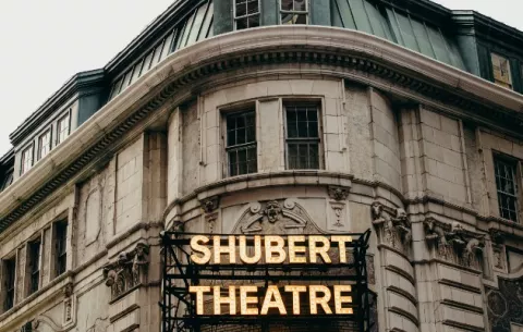 Broadway está cerrado, pero sus edificios aún cantan