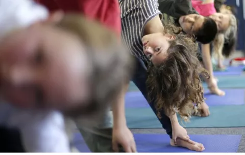 Permiten yoga en las escuelas, pero sin decir ‘Namaste’