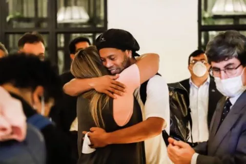 Ronaldinho ingresa  a un hotel para cumplir arresto domiciliario