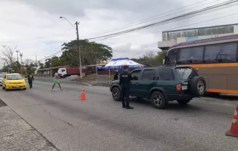 Policía Nacional sanciona a diez taxistas por incumplir horario de movilidad en plena cuarentena por el COVID-19