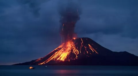 Tiembla Indonesia: volcán Krakatoa entró en erupción