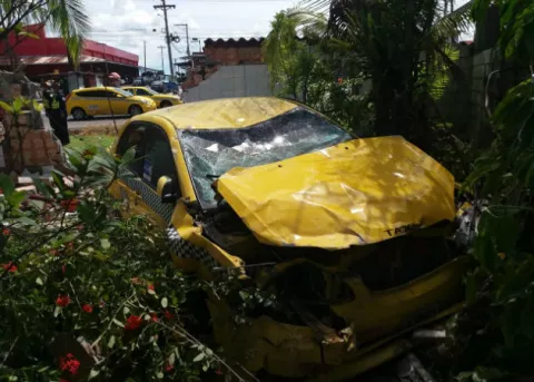 En Colón: taxi destruye muro de residencia y camioneta se estrella contra objeto fijo 