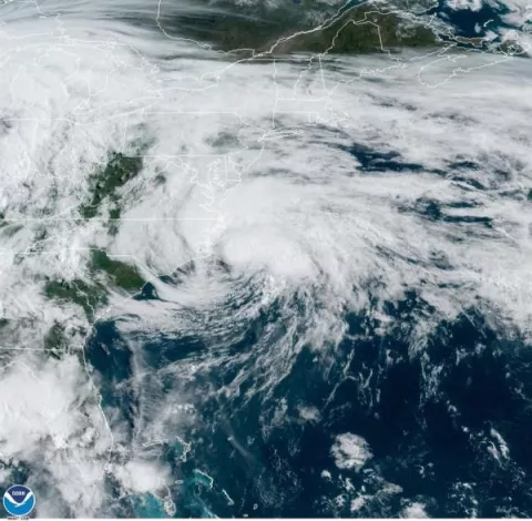 Arthur llega con fuertes lluvias y vientos a Carolina del Norte