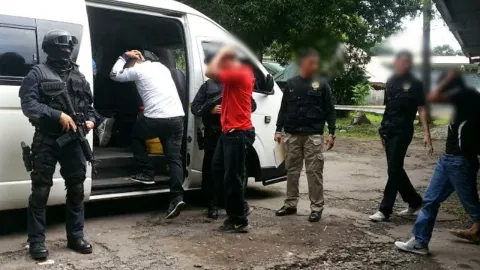 Los mandan a su casa por contrabando de cigarrillos y mascarillas valorado en casi un millón de dólares