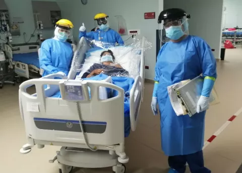 Paciente herrerana afectada por COVID-19 sale de Unidad de Cuidados Intensivos 